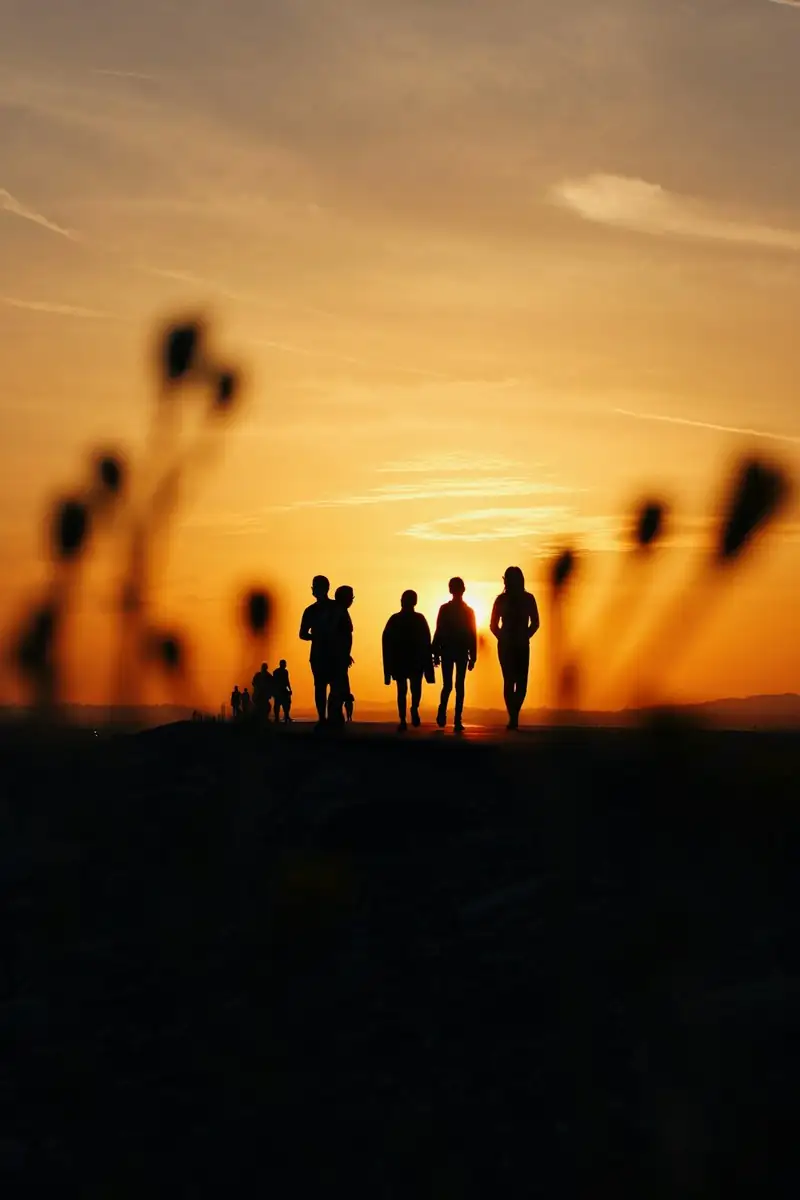 Gruppe unterwegs in der Abendsonne